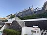 外観：外観と階段、植栽が確認できる建物