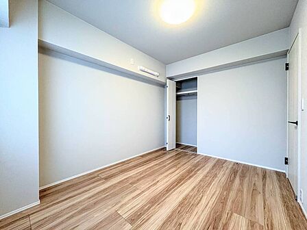 木目調の床が広がる明るい洋室