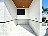 外観：白い外壁の建物に面したコンクリート敷地