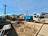 外観：建築中の戸建て現場と周辺の住宅