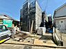外観：建築中の建物と資材が見える外観