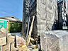 その他：建築中の建物と資材が置かれた敷地