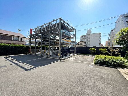 敷地内の駐車場と集合住宅の外観
