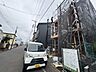 外観：建築中の建物と前面道路の様子
