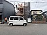 外観：前面道路から見た建物外観と駐車車両