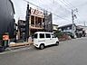 周辺：建築中の建物と周辺の道路を望む外観