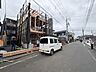周辺：建物が並ぶ前面道路の街並み