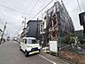 外観：建築中の建物と前面道路の様子