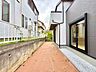 外観：建物脇のレンガ舗装の通路