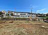 周辺：建物を望む広い更地と周辺住宅