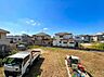 周辺：建物に囲まれた更地と周辺の住宅
