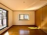 洋室：木目調の床と壁が特徴の洋室