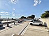 駐車場：建物周辺の舗装された駐車スペース