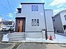 外観：白とグレーの外壁が特徴的な2階建て住宅の外観