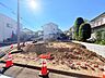 外観：整備中の敷地と前面道路の様子