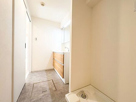 廊下から洗面室付近を見た室内
