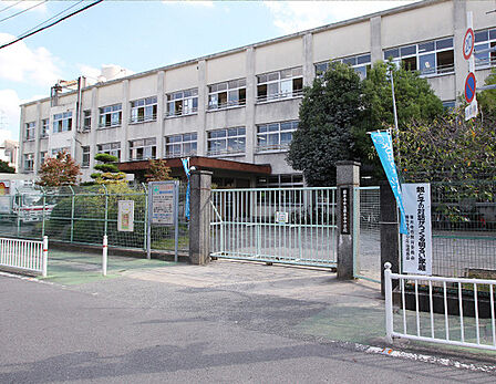 羽曳野市立高鷲南小学校まで596m