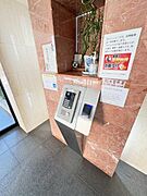 大理石調の壁面が玄関に上品な印象を与えます。オートロックシステムを採用しており安心感があります。掲示板スペースもあり管理体制が伺えます。明るい光が差し込む玄関エントランスです。
