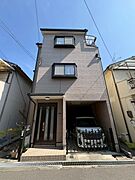 整然とした外観が魅力的な分譲済街並みの一角です。シンプルなデザインとバランスの取れた窓配置が印象的です。駐車スペースも確保されており住まいとして便利さを感じられます。住宅の雰囲気も清潔感があります。