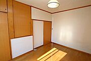 壁面に備え付けられた収納がありお部屋をすっきりと使いやすい設計です。収納スペースが豊富で日常の整理整頓がしやすいのが特徴です。無駄のないシンプルなデザインが室内を広く感じさせます。