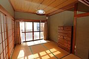 障子から差し込む自然光が優しい雰囲気を演出します。天井や柱の木目が温かみを感じさせます。落ち着いた空間でゆったりと過ごせます。