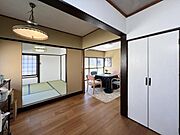 隣接する和室を開放すると広々空間に