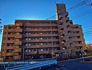 東武東上線・東武越生線「坂戸」駅まで徒歩14分に位置するマンションです。