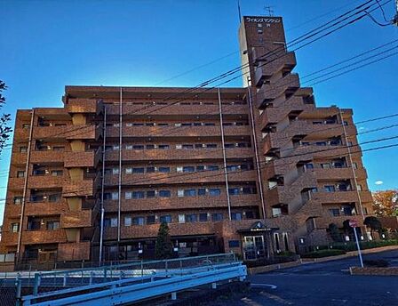 東武東上線・東武越生線「坂戸」駅まで徒歩14分に位置するマンションです。