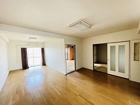 リビングの隣は、和室へと繋がっています。生活に合わせて引き戸を開けておけば風通しも良く、居住スペースとしても有効活用が出来るため、より開放的な空間を作ることが出来ます!