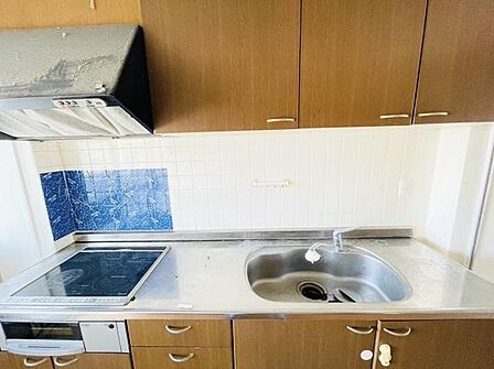 ステンレス素材の汚れの染み込みにくさ、IHコンロの掃除のしやすさは大変便利!壁付けキッチン特有の『見える』デメリットも、掃除のしやすさで効率よく使えるのがポイントです!