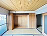 収納：和室の収納は折れ戸タイプのクローゼットになります。開口を大きく活用することが出来るため、デッドスペースが生まれにくく、又、全てが見えるため荷物の出し入れのしやすさもポイントです！