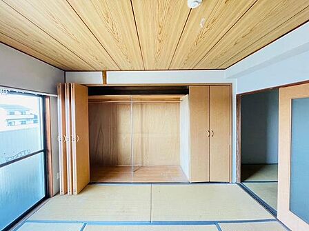 和室の収納は折れ戸タイプのクローゼットになります。開口を大きく活用することが出来るため、デッドスペースが生まれにくく、又、全てが見えるため荷物の出し入れのしやすさもポイントです!