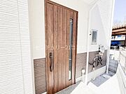 玄関ドアオシャレで温かみのある木目調の玄関ドアです！採光窓があり、玄関内にも明るい光を届けられます。