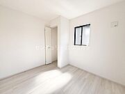 2階洋室4.8帖全居室2面採光の明るい住空間！白を基調としたお部屋には様々なテイストの家具が良く映え、お好みに合わせた自由なインテリアを楽しめます。