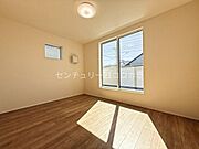 2階洋室6帖二面採光で風通しが良く、明るい雰囲気が魅力の6.0帖の洋室です！お子様のお部屋としてはもちろん、趣味を楽しむプライベート空間としても最適です。