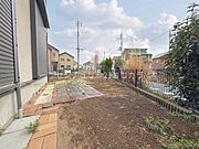 お庭お庭は、ガーデニングや夏場のプール遊びに最適です！お子様と一緒に四季折々のお花を育てたり、季節の移ろいを身近に感じたりと、お家での思い出作りがさらに広がる、素敵なプライベート空間です。
