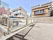 駐車場敷地内にしっかりと確保された、整理整頓の行き届いた駐車場スペースです！舗装が綺麗に施されているため、大切なお車を汚れから守りつつ、スムーズに駐車や出庫を行うことができます。