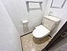 トイレ：シンプルで使いやすいトイレ空間。清潔感のあるデザインで、毎日気持ちよくお使いいただける快適な水回りです。