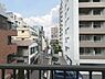 バルコニー：バルコニーから広がる開放的な眺望が魅力♪視線の先に広がる街並みを眺めながら、心地よい風を感じたり、気分転換したりと、日常に癒しの時間をもたらします。