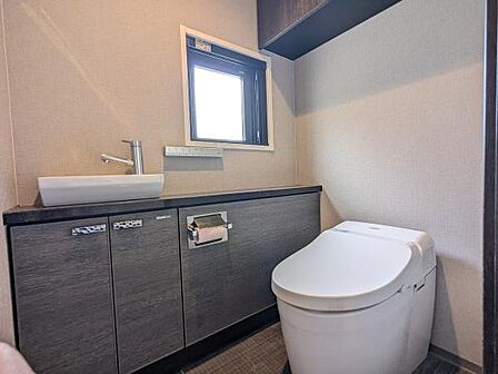 窓付き!温水洗浄便座付きのトイレです!