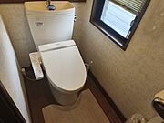 窓付き温水洗浄便座付きのトイレです！