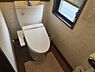 トイレ：窓付き温水洗浄便座付きのトイレです！