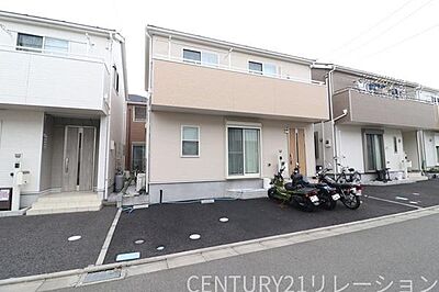 外観：南側道路なので日当たり良好です。カースペースも軽自動車と普通車が駐車できます。