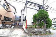 現地外観です。角地につき開放感あります。