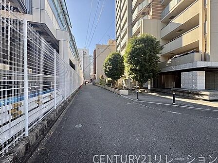 南東側の前面道路です。エントランスを出てすぐ小田急線の列車が見えるほどの駅距離です