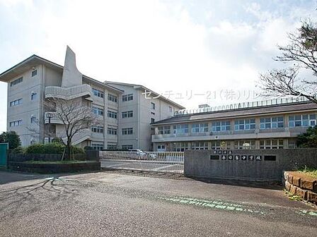 綾瀬市立春日台中学校まで2367m