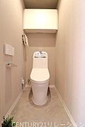 ウォシュレット付きの衛生的なトイレです。