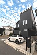 車も停めやすく、ポストには宅配BOX設置