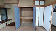 和室の押し入れは全開できるので、お布団の出し入れもラクラク