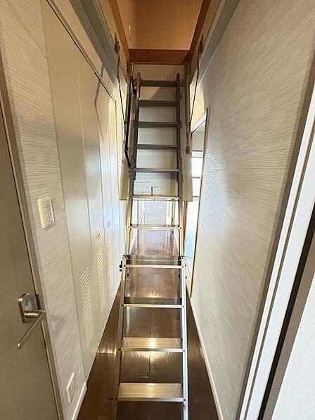 屋根裏収納があり収納充実